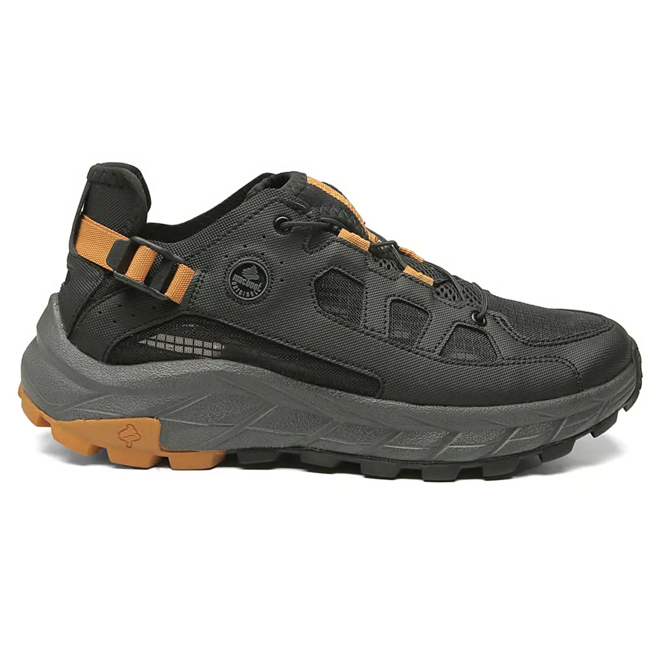 Tênis Macboot Mergulhão 05 masculino preto em perfil lateral direito com detalhes laranja e solado tratorado